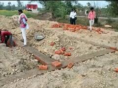 अमेठी में एएनएम सेंटर के निर्माण में घटिया ईंटों के इस्तेमाल पर ग्रामीणों ने वीडियो बनाकर किया वायरल