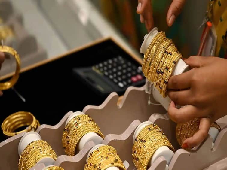 These jewellers could sell their old stock of gold jewellery with old four marks hallmarking till June 30, 2023 Know reason Gold Hallmarking: इन ज्वैलर्स को दी सरकार ने राहत, सोने के पुराने हॉलमार्क वाले गहने जून तक बेचने की मिली मंजूरी