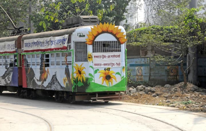 সেই ট্রাম নিয়ে এবার শুরু হল 'ট্রামযাত্রা ২০২৩'। কলকাতার ট্রামের ১৫০ বছর পূর্তি উপলক্ষে ২৪ তারিখ থেকে ২ মার্চ পর্যন্ত বিভিন্ন কর্মসূচি নেওয়া হয়েছে।