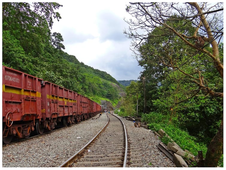 Why goods train is longer than other trains know the truth here interesting facts about railway क्या आपको भी मालगाड़ी बाकी ट्रेनों से लंबी लगती है? यहां समझिए क्या है इसका गणित