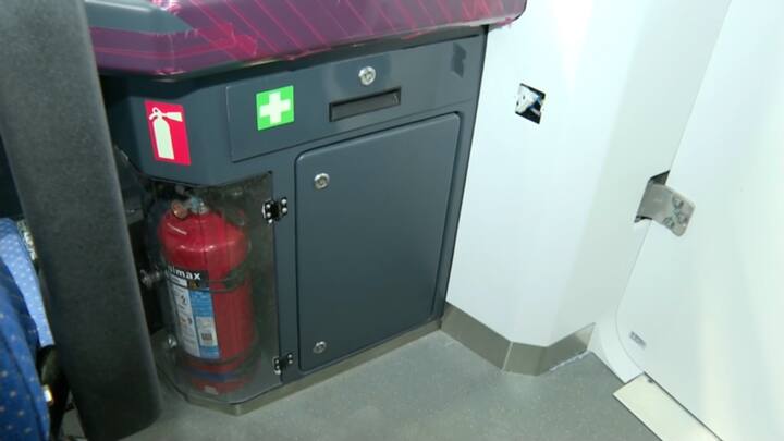 सामान रखने के लिए रैपिड रेल में वन्देभारत ट्रेन की तरह रैक दिया गया है जिसमें आप समान रख सकते हैं.