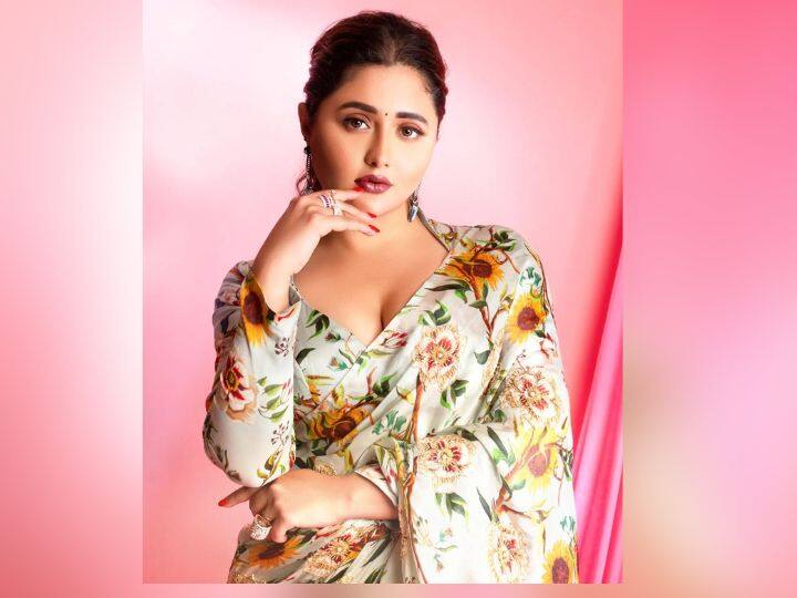 आप भी किसी फंक्शन में साड़ी कैरी करने का सोच रही हैं तो एक्ट्रेस रश्मि देसाई के लुक्स से इंस्पिरेशन ले सकती हैं. हर किसी की नजर आप पर ठहर जाएगी.