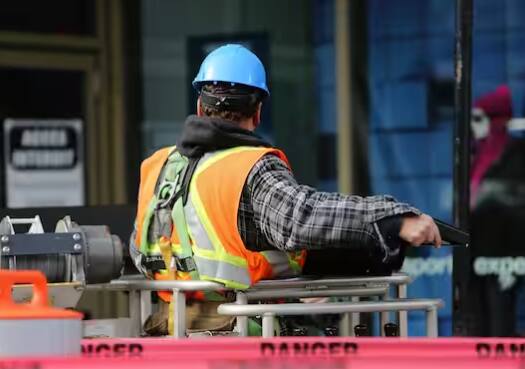 ਨੀਲੇ ਰੰਗ ਦੇ ਸੁਰੱਖਿਆ ਹੈਲਮੇਟ ਸਾਈਟ 'ਤੇ ਕੰਮ ਕਰਨ ਵਾਲੇ ਇਲੈਕਟ੍ਰੀਸ਼ੀਅਨ ਜਾਂ ਤਰਖਾਣ ਦੁਆਰਾ ਪਹਿਨੇ ਜਾਂਦੇ ਹਨ।