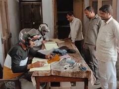 जर्जर भवन की छत से प्लास्टर गिरने का डर सताया तो हेलमेट पहनकर ड्यूटी करने लगे बिजली कर्मचारी