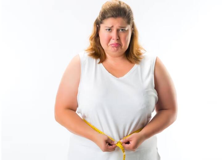 शरीर में एस्ट्रोजन और प्रोजेस्ट्रोन हार्मोन का भी संतुलन सही होना चाहिए मेनोपॉज, स्ट्रेस, एंटीबायोटिक दवाइयों का सेवन या फिर अन हेल्दी फूड के कारण प्रोजेस्ट्रोन के लेवल में गिरावट देखने को मिलती है ऐसा होने से भी वजन बढ़ता है.