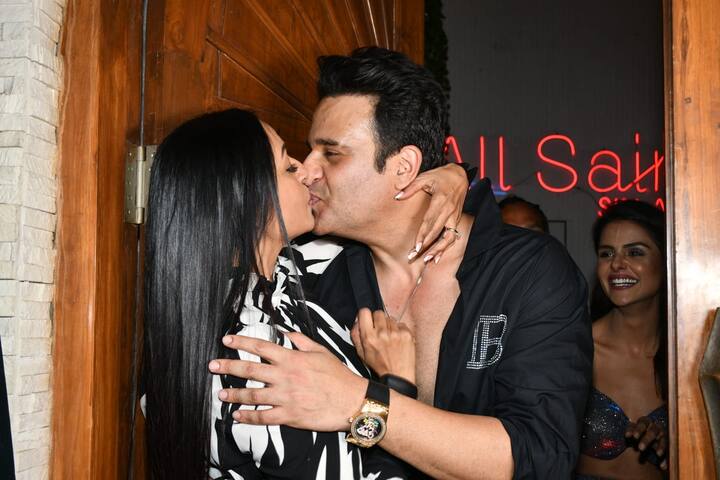 सबसे ज्यादा कश्मीरा ने तब लाइमलाइट बटोरी, जब उन्होंने कैमरे के सामने पति कृष्णा को लिप-लॉक किया. उनकी ये तस्वीरें सोशल मीडिया पर छा गईं.