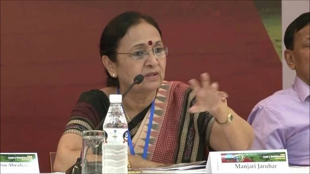 आम लड़कियों की तरह ही इन्हें भी बचपन से ही कहा गया था कि उन्हें एक अच्छी गृहणी बनने के गुण होने चाहिए. स्कूल में भी कढ़ाई-बुनाई सिखाई गई, घर पर मां ने भी खाना आदि बनाने में निपुण होने की सलाह हर कदम पर दी. 19 साल की उम्र में मंजरी जरुहर की शादी भी हो गई, लेकिन शादी ज़्यादा दिन तक टिकी नहीं.