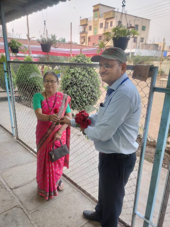 सकाळच्या वेळी ज्येष्ठ नागरिकांनी मतदानाचा हक्क बजावला.