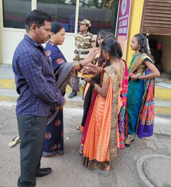 अनेक मतदान केंद्रावर हळद-कुंकू लावून मतदारांचं स्वागत केलं.