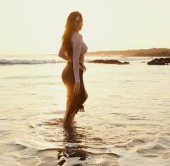 Sonam Bajwa: ਸੋਨਮ ਬਾਜਵਾ ਦੀਆਂ ਨਵੀਆਂ ਤਸਵੀਰਾਂ ਚਰਚਾ 'ਚ, ਹੌਟ ਅੰਦਾਜ਼ ਦੇਖ ਫੈਨਜ਼ ਬੋਲੇ- ਪਾਣੀ 'ਚ ਅੱਗ ਲਗਾਤੀ