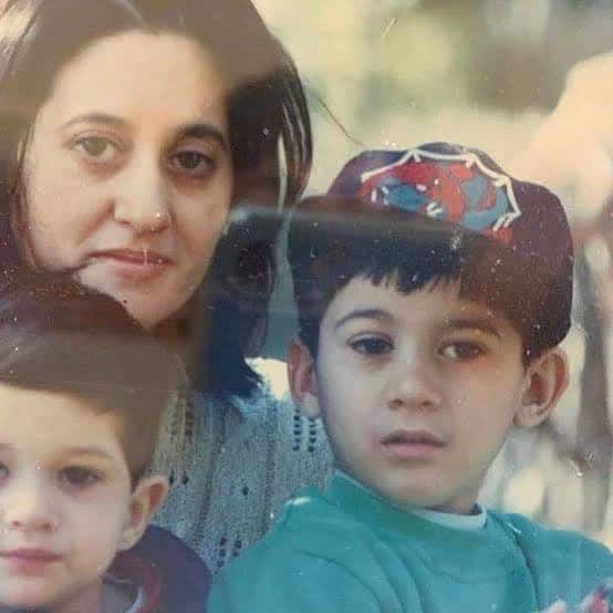 आपको बता दें कि सनी देओल की पत्नी पूजा देओल फिल्मी दुनिया से भी कोसों दूर बनी रहती हैं और उनकी पढ़ाई भी लंदन से हुई है और वहां पर ही वह पली-बढ़ी हैं. इतना ही नहीं वह अपने घर की जिम्मेदारी भी काफी अच्छे तरीके से निभाती हैं. (Photo- Instagram)