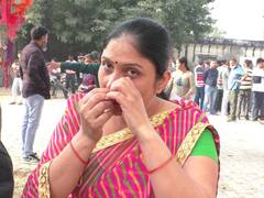 रीट परीक्षा देने पहुंचीं महिलाओं ने नहीं किया नियमों का पालन, परीक्षा केंद्र के बाहर करना पड़ा ये काम