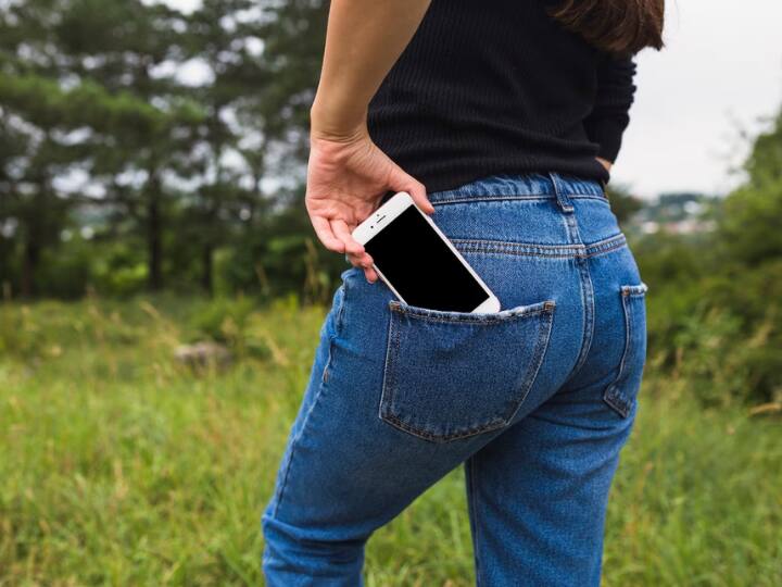 भीड़-भाड़ वाली जगहों पर मोबाइल को पीछे की जेब में रखना भी सुरक्षित नहीं है. सही जगह आपका पर्स या बैग है. (फोटो-FreePik)