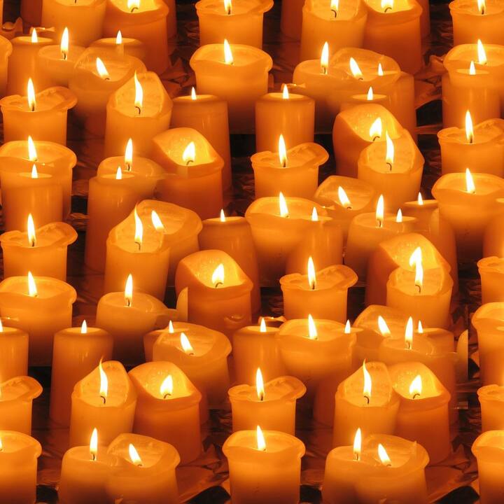 জ্যোতিষশাস্ত্র অনুসারে, হোলির দিন বাড়ির প্রধান দরজায় দুমুখো প্রদীপ জ্বালাতে হবে। বিশ্বাস করা হয় যে, এই প্রতিকার অর্থনৈতিক সমস্যা দূর করে এবং আয় বৃদ্ধির পথ খুলে দেয়।