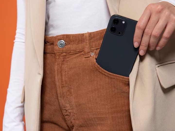 फोन आज लोगों की जरूरत बन गया है और अधिकतर लोग 15 से 18 घंटे फोन को अपने पास ही रखते हैं. अगर आप अपने स्मार्टफोन को जींस का पैंट की जेब में रखते हैं तो ये आपके लिए मुसीबत बन सकता है. जानिए कैसे? (फोटो-freepik)