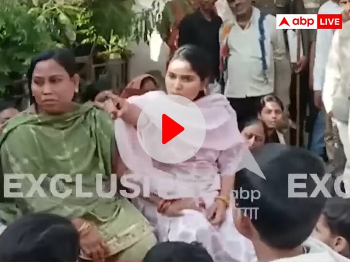 Umesh Pal Family and Samajwadi Party MLA Puja Pal Clashed in Prayagraj Video Viral on Social Media Watch Video Watch: उमेश पाल के परिजनों और सपा विधायक पूजा पाल में नोकझोंक, महिलाओं ने सुनाई खरीखोटी