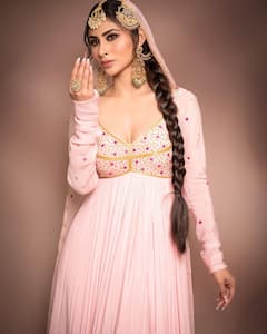 Mouni Roy: అనార్కలీలా మెరిసిపోతున్న లేడీ విలన్