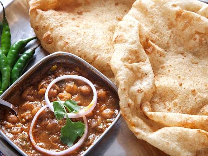 Chole Bhatura History In Hindi How It Came In Delhi India | छोले-भटूरे तो  खूब खाए, लेकिन क्या मालूम है इसका इतिहास? पढ़ें इसकी अनोखी कहानी