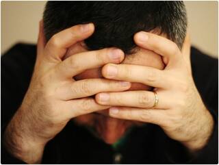 गुस्से के आने पर शख्स ने कंडोम में केला भरकर निगला, फिर हुई हालत खराब