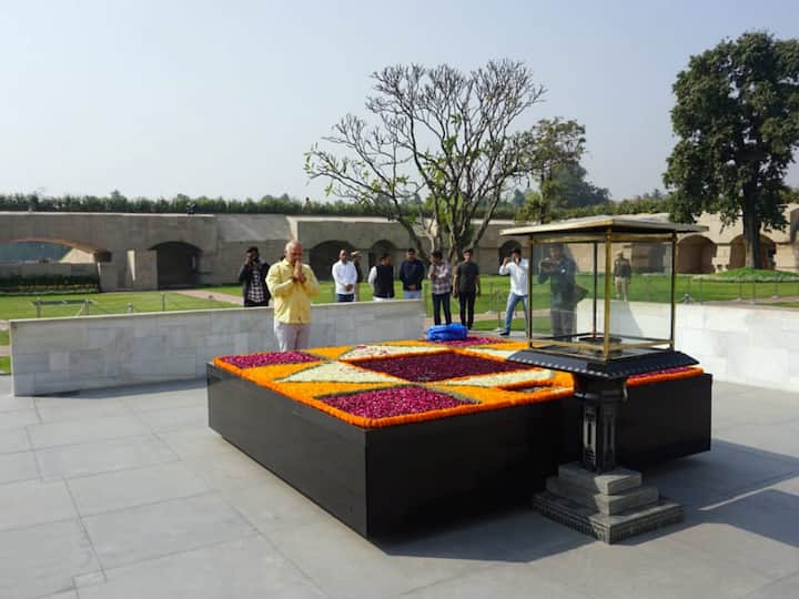 Delhi Deputy CM Manish Sisodia pays homage to Mahatma Gandhi at Rajghat ahead of his questioning by CBI in the liquor policy case, in New Delhi, Sunday, Feb. 26, 2023. (Source: PTI)