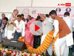 गया में गरीब बचाओ रैली के दौरान धंसा मंच, अनबैलेंस हो गए पूर्व CM, लोगों में मची अफरा-तफरी