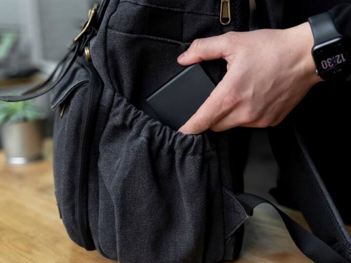 अगर आप चाहते हैं कि फोन की वजह से आपके स्वास्थ्य पर कम से कम असर पड़े तो इसके लिए मोबाइल फोन को हमेशा अपने आप से दूर रखें. यानी जब आप ऑफिस पहुंच जाते हैं तो इसे टेबल पर रख दें और घर आते ही फिर कहीं और रख दें. यानि एक दुरी बनाएं रखें. ऐसा करने से आप मोबाइल फोन से उत्पन्न होने वाली परेशानियों से बच सकते हैं. गैजेट का इस्तेमाल अगर आप स्मार्टली और सही तरीके से करते हैं तो ये आपकी काफी मदद कर सकते हैं. (फोटो-freepik)