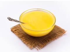 चेहरे पर लगा लें हल्दी वाला पानी, फिर देखिए कैसे चमकती है त्वचा