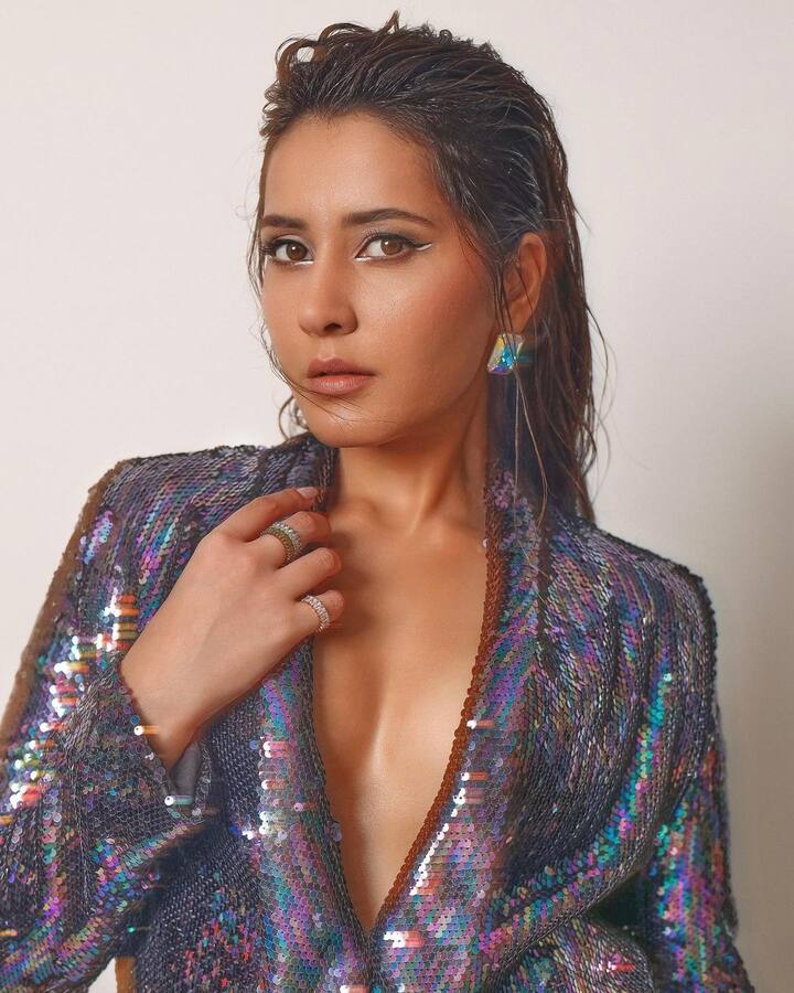 రాశీ ఖన్నా గ్లామరస్ లుక్. Image Credit: Raashi Khanna/ Instagram