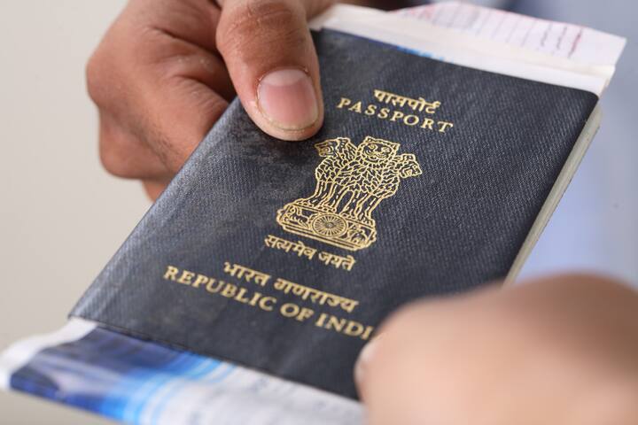 Passport Services: অনলাইনে পাসপোর্ট করতে গিয়ে পড়তে পারেন প্রতারকদের হাতে। জাল ওয়েবসাইটের মাধ্যমেই আপনার গুরুত্বপূর্ণ তথ্য় হাতিয়ে নিতে পারে জালিয়াতরা। নাগরিকদের সচেতন করতে তাই তড়িঘড়ি সতর্কবার্তা পাঠাল সরকার। জেনে নিন, কোন ওয়েবসাইটগুলিতে রয়েছে ফাঁদ।