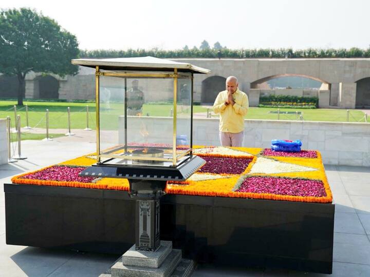 The CBI on Sunday began its second round of questioning of Deputy Chief Minister Manish Sisodia in connection with the Delhi excise policy scam case, ahead of which he visited Rajghat. (Twitter/@AamAadmiParty)