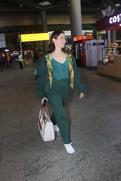 Tamanna Bhatia: ముంబై ఎయిర్ పోర్టులో మిల్కీ బ్యూటీ - నడుస్తూనే ఫొటోలకు ఫోజులు!
