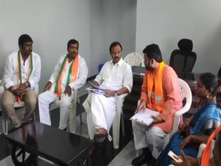 AP BJP News: Internal differences between andhra pradesh BJP leaders came into light Rajamundry meeting AP BJP: ఏపీ బీజేపీలో అంతర్గత కుమ్ములాట, మళ్లీ బయటపడ్డ లుకలుకలు! ఫిర్యాదుల వెల్లువ?