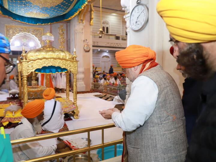 Union Minister Amit Shah offers prayers in Patna Sahib gurdwara on Saturday. (Source: @AmitShah)