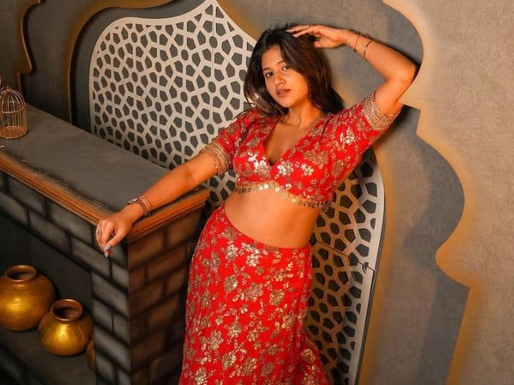 Anjali Arora Latest Pics: सोशल मीडिया इन्फ्लुएंसर अंजलि अरोड़ा की लेटेस्ट तस्वीरें सोशल मीडिया पर सामने आईं हैं. इन फोटो में अंजलि  ट्रेडिशनल ड्रेस में कमाल की दिख रही हैं.