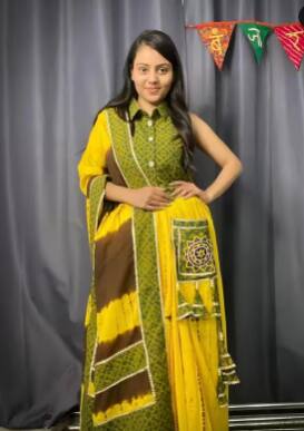 ਇਸ ਤਰ੍ਹਾਂ ਦੀ ਹੈਂਗਿੰਗ ਪਾਕੇਟ ਤੁਹਾਡੀ ਸਾਧਾਰਨ ਸਾੜ੍ਹੀ ਨੂੰ ਵੀ ਬਹੁਤ ਹੀ ਵੱਖਰਾ ਅਤੇ ਸਟਾਈਲਿਸ਼ ਲੁੱਕ ਦੇਵੇਗੀ। ਇਸ ਦੇ ਨਾਲ ਤੁਸੀਂ ਕਮੀਜ਼ ਸਟਾਈਲ ਦਾ ਬਲਾਊਜ਼ ਕੈਰੀ ਕਰ ਸਕਦੇ ਹੋ ਅਤੇ ਫ੍ਰੀ ਹੈਂਡ ਸਟ੍ਰੇਟ ਪਾਲੀ ਸਾੜੀ ਵੀ ਕੈਰੀ ਕਰ ਸਕਦੇ ਹੋ।