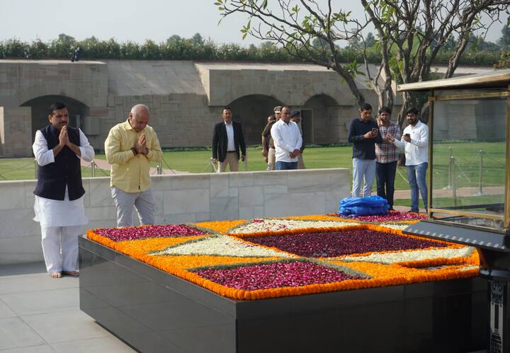 अपने निवास से निकलने के बाद मनीष सिसोदिया सीबीआई दफ्तर में जाने से पहले राजघाट पहुंचे. यहां उन्होंने महात्मा गांधी की समाधि के पास बैठकर कुछ वक्त गुजारा. उनके साथ आप के राज्यसभा सांसद संजय सिंह भी दिखाई दिए.