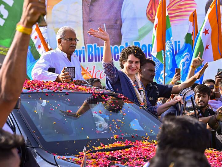 प्रियंका गांधी का रायपुर में भव्य स्वागत, 2 किमी के रास्ते पर 6 हजार किलो फूलों को सड़क पर बिछाया