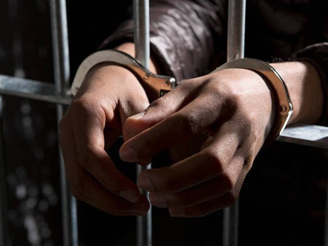 Man Stabs Woman To Death In Front Of Her Mother Over Property: Maharashtra Cops Maharashtra: வீடு கட்டுவதில் தகராறு.. 25 வயது பெண்ணை கொலை செய்த பக்கத்து வீட்டுக்காரர்..!