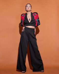 Hina Khan Pics: हिना खान की स्टनिंग फोटो ने इंटरनेट पर लगाई आग, एक्ट्रेस का गॉर्जियस लुक देख उड़ जाएंगे होश