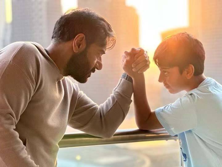 Ajay Devgn Son: 'एक लड़ाई जिसे हर बाप हारना चाहता है', छोटे 'सिंघम' ने पिता अजय देवगन को दिया चैलेंज, चर्चा में है ये तस्वीर Ajay Devgn Share Photo With Son Yug Says The only battle every father wants to lose see here Ajay Devgn Son: 'एक लड़ाई जिसे हर बाप हारना चाहता है', छोटे 'सिंघम' ने पिता अजय देवगन को दिया चैलेंज, चर्चा में है ये तस्वीर