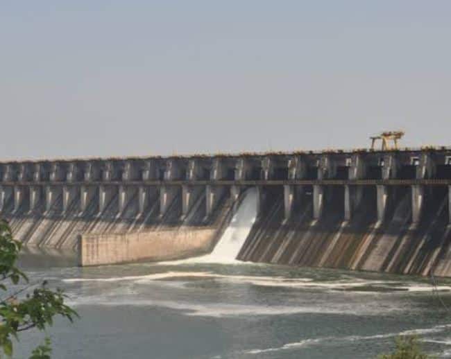 उजनी धरणावर सोलापूर महापालिकेसह अनेक नगरपालिका आणि ग्रामपंचायतींच्या पाणीपुरवठा योजना अवलंबून आहेत.