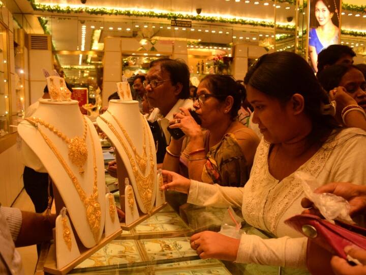 Gold Silver Rate Today 28 February are down as compare to yesterday rate Know latest rates here Gold Silver Rate: सोना-चांदी आज हुए सस्ते, खरीदारी पर आपके बचेंगे इतने पैसे, जानें लेटेस्ट रेट्स