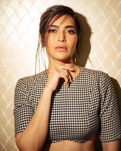 Karishma Tanna: ऊपर तक कटी स्कर्ट में ये एक्ट्रेस दिखाने लगी ऐसे-ऐसे पोज, फैंस का दिल संभालना हुआ मुश्किल!