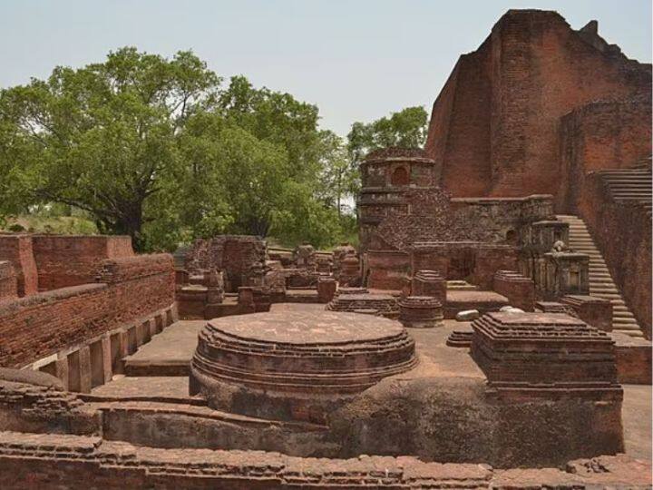 तक्षशिला विश्वविद्यालय दुनिया की सबसे पुरानी यूनिवर्सिटी है. इसकी स्थापना 10वीं शताब्दी से भी पहले हुई थी. कहा जाता है कि यह शहर भगवान राम के भाई भरत द्वारा बसाई गई थी. उन्होंने अपने पुत्र तक्ष के नाम पर इसका नाम तक्षशिला रखा था. इस विश्वविद्यालय का जिक्र माइथोलॉजी में भी आपको मिलेगा. यहां बड़े बच्चों के लिए यूनिवर्सिटी और बच्चों के लिए स्कूल भी थे, जिसे उस वक्त गुरुकुल भी कहा जाता था.