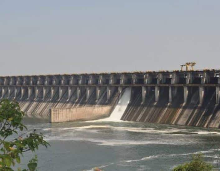 समितीच्या अध्यक्षपदी असलेले अधिकारी बढतीवर गेल्यानं हे काम सध्या थंडावले आहे. उजनीत असलेली गाळ आणि वाळूचे सर्वेक्षण करण्याचे काम 2019 मध्ये मेरी या नाशिक येथील संस्थेनं केलं होतं.