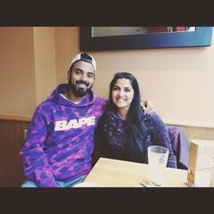 Photo: पति कर रहा था गेंदबाजी तो पत्नी ने संभाली विकेटकीपिंग, क्रिकेट इतिहास में पहली बार दिखा यह अनोखा नजारा