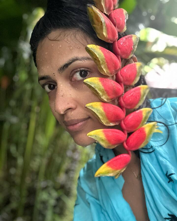 తాజాగా ఎరుపు, పసుపు రంగులతో ఆకట్టుకుంటున్న పూలతో ప్రేమలో పడింది.Photo Credit: Amala Paul/Instagram
