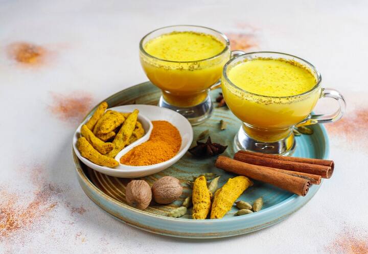 हल्दी में काफी सारे पोषक तत्व होते हैं. इसमें सोडियम, पोटेशियम, विटामिन सी, आयरन सैचुरेटेड फैट्स पाए जाते हैं, इसके अलावा हल्दी में पाए जाने वाले एंटीसेप्टिक, और एंटी बैक्टीरियल गुण चेहरे के लिए काफी फायदेमंद होते हैं.