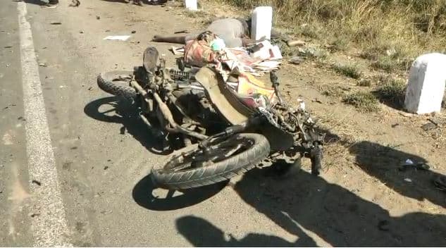 accident on Halol Road in Vadodara, 2 died on the spot after two bikes collided Accident : વડોદરાના હાલોલ રોડ પર ગમખ્વાર અકસ્માત, બે બાઇક અથડતાં 2નાં ઘટનાસ્થળે જ મૃત્યુ