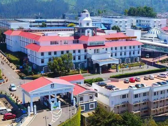 ਗੁੱਡ ਸ਼ੈਫਰਡ ਇੰਟਰਨੈਸ਼ਨਲ ਸਕੂਲ ਊਟੀ ਵਿਚ ਸਥਿਤ ਹੈ। ਇਸ ਸਕੂਲ ਵਿੱਚ ਬੱਚਿਆਂ ਨੂੰ ਕਲਾ ਬਾਰੇ ਸਭ ਤੋਂ ਵੱਧ ਪੜ੍ਹਾਇਆ ਜਾਂਦਾ ਹੈ। ਇਸ ਕੈਂਪਸ ਵਿੱਚ ਤੁਹਾਨੂੰ ਡਿਜ਼ਾਈਨ ਸਟੂਡੀਓ, ਵਿਜ਼ੂਅਲ ਆਰਟ ਸਟੂਡੀਓ ਅਤੇ ਥੀਏਟਰ ਮਿਲੇਗਾ। ਇੱਥੇ ਵਸੂਲੀ ਜਾਣ ਵਾਲੀ ਫੀਸ ਦੇਸ਼ ਦੇ ਕਈ ਵੱਡੇ ਸਕੂਲਾਂ ਵਿੱਚ ਵਸੂਲੀ ਜਾਣ ਵਾਲੀ ਫੀਸ ਤੋਂ ਵੀ ਕਿਤੇ ਵੱਧ ਹੈ।